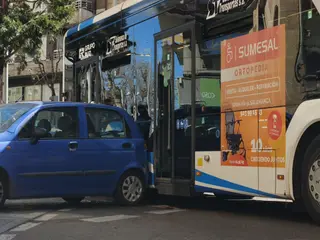 Un autobús golpea a un coche que había colisionado con otro en la Puerta de Zamora | Salamanca24horas