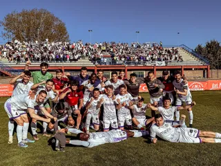 Los jugadores del Salamanca CF UDS celebran con su afición la victoria en Ávila | FOTO SALAMANCA CF UDS