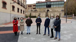 Miembros del Grupo Municipal Socialista en la dársena del Centro de Recepción de Visitantes