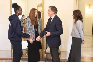 El alcalde de Salamanca, Carlos García Carbayo, recibe a las dos representantes salmantinas en la Selección Femenina de Baloncesto Infantil de Castilla y León tras ganar el Campeonato de España.