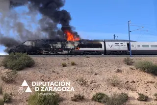 Locomotora de un AVE Madrid-Barcelona-Figueras incendiada a la altura de Ricla. EP