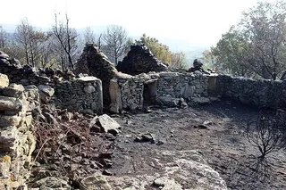 El fuego devasta los tradicionales corrales de Navalosa