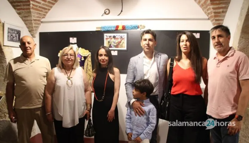 La concejala de Tradiciones, Carmen Seguín, participa en la donación de un traje de luces del torero Javier Valverde