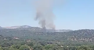 Reactivado el incendio de Navaluenga en el que trabajan decenas de medios terrestres y aéreos