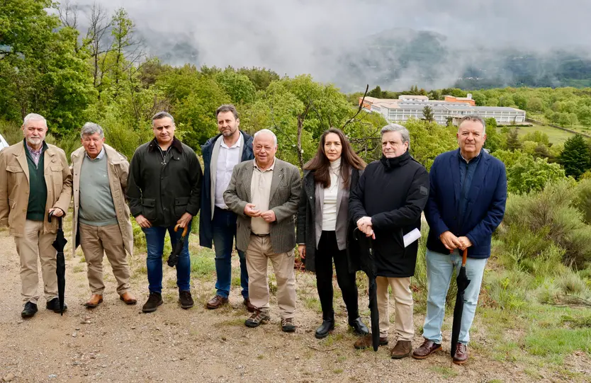 El consejero de Cultura, Turismo y Deporte en funciones, Gonzalo Santonja, visita la residencia deportiva Llano Alto.