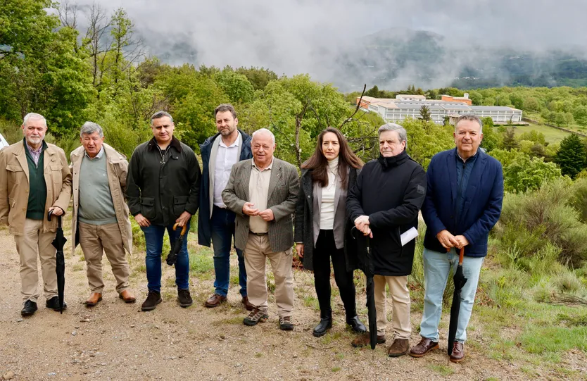 El consejero de Cultura, Turismo y Deporte en funciones, Gonzalo Santonja, visita la residencia deportiva Llano Alto.