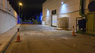 Cortada al tráfico la trasera del Leroy Merlín, calle Virgen de la Macarena, por el derrame de aceite proveniente de una compactadora de madera. Foto Andrea M.