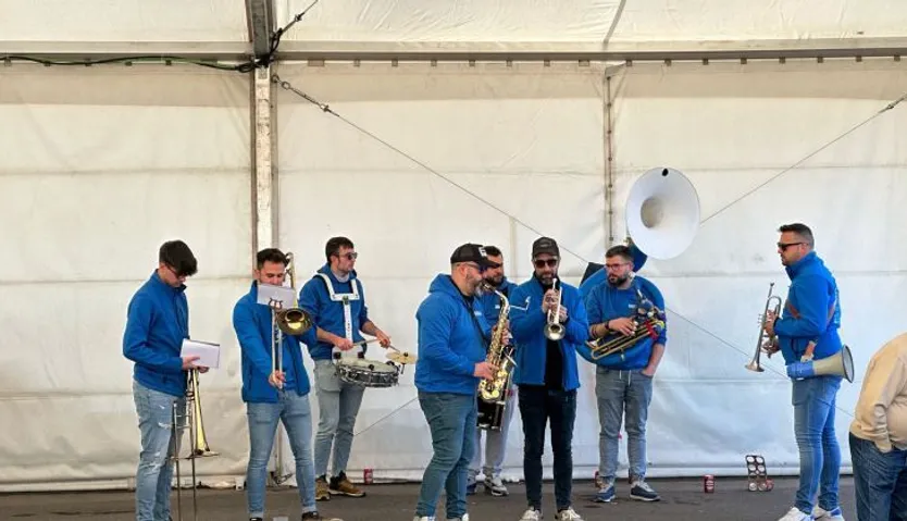 Villamayor celebra por sus Quintos una comida solidaria al son de la charanga
