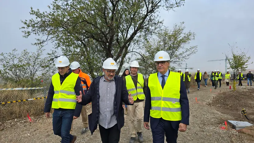 El alcalde de Salamanca, Carlos García Carbayo durante la visita para presentas los nuevos hallazgos en el Cerro de San Vicente