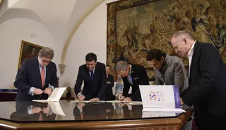 Fima de uno de los acuerdos. USAL