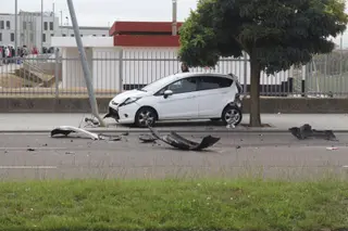 Un violento choque entre dos coches termina con uno de ellos empotrado contra una farola en Salamanca capital