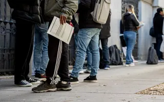 Varias personas hacen cola para conseguir el certificado de vulnerabilidad | EP