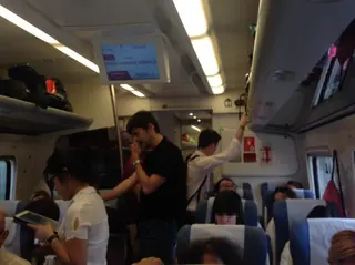 Pasajeros tirados en el tren
