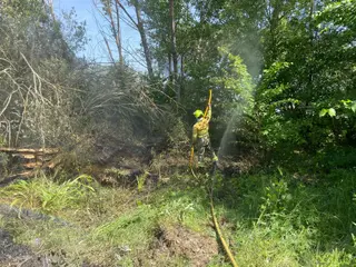Los bomberos sofocan un incendio entre el puente del Pradillo y La Fontana | Laura Cenalmor