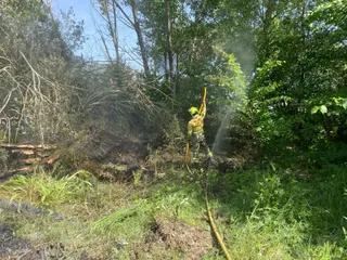 Los bomberos sofocan un incendio entre el puente del Pradillo y La Fontana | Laura Cenalmor