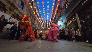 Encendido de los farolillos con motivo del Año Nuevo Chino