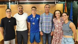 El Ayuntamiento de Carbajosa homenajea al nadador Manuel Delgado por su éxito nacional