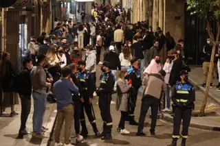 Imagen de archivo de policías multando en una noche de fiesta en la calle Varillas, típica zona de ocio nocturno en Salamanca
