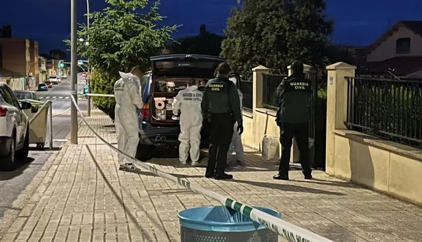La Guardia Civil y la Científica a la puerta del domicilio