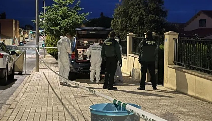 La Guardia Civil y la Científica a la puerta del domicilio