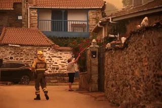Vecinos y personal forestal de Busnadiego y Piedras Albas (Lucillo, León) se afanan intentando parar el incendio que amenaza los pueblos | R