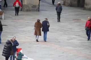 Gente paseando por las calles de Salamanca