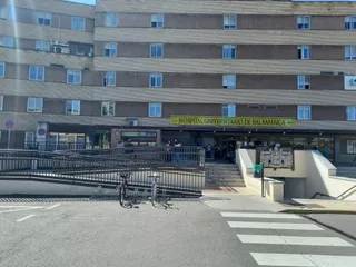 Fachada actual del Hospital Clínico si el rótulo de Urgencias