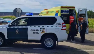 Guardia Civil y ambulancia. Foto de archivo.