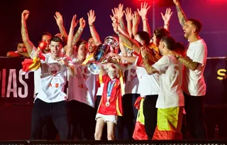Los jugadores de la selección junto a María durante la celebración de la victoria en la Eurocopa de la selección española de fútbol, a 15 de julio de 2024, en Madrid (España)