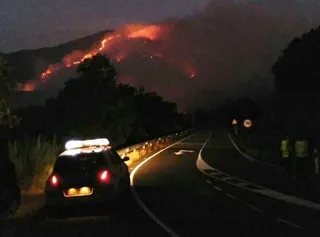 Un incendio en el norte de Cáceres obliga a cortar la carretera de El Payo