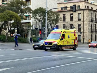 Ambulancia circulando por la avenida de Mirat | Salamanca24horas