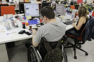 Una persona con necesidades especiales trabajando | EP