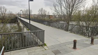 Pasarela que conecta La Fontana con el polígono industrial 'El Tormes'