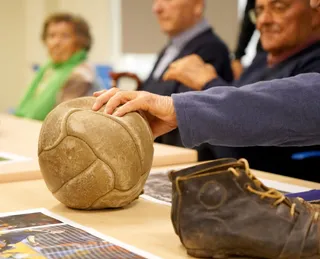 Taller de personas mayores para ejercitar los recuerdos a través del fútbol | Leticia Pérez / ICAL