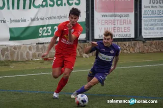Montes se marcha de un jugador del Palencia Cristo Atlético | FOTO SALAMANCA24HORAS.COM
