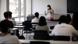 Una profesora imparte una clase | Europa Press