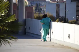 Enfermeras en la puerta del hospital universitario