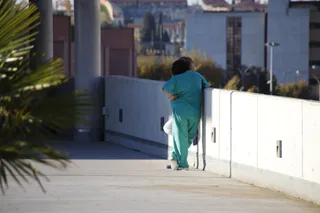 Enfermeras en la puerta del hospital universitario