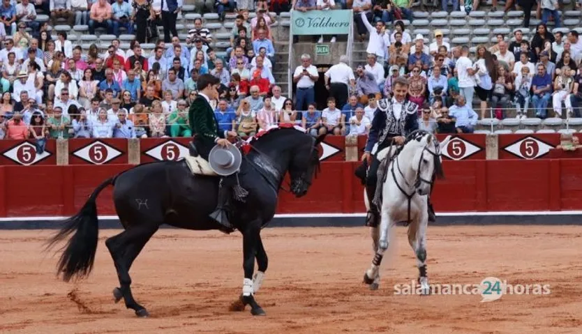 El rejoneador Pablo Hermoso de Mendoza junto a su hijo Guillermo Hermoso de Mendoza en La Glorieta. Foto Andrea M.