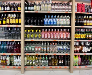 Pasillo de bebidas alcohólicas en un supermercado. EP