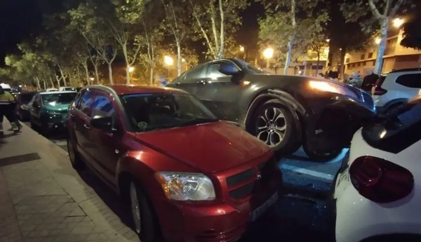 Un coche impacta contra otros dos estacionados en la calle Marineros. Fotos S24H
