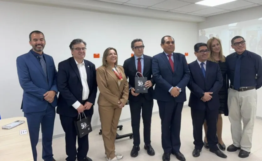 El rector de la Universidad, Juan Manuel Corchado durante su visita a Lima