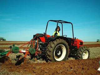 Mujer en un tractor. Foto SALAMANCA24HORAS