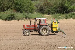 Tractor trabajando en las tierras del campo. Foto de archivo S24H