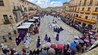 Encuentro entre el Cristo Resucitado y la Dolorosa en la Plaza Mayor de Ciudad Rodrigo en la Semana Santa de 2024