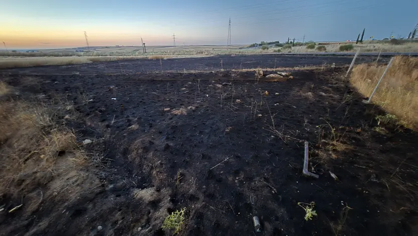 Incendio de pasto en los entornos de una nave con maquinaria en el polígono de Villares de la Reina