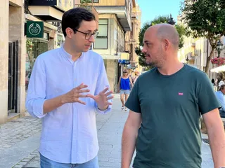 José Luis Mateos junto a Chema Collados hablan de los pisos turísticos ilegales en Salamanca. Foto S24H