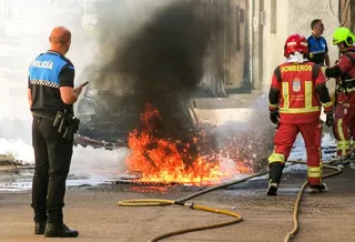 Vehículo calcinado en la calle José María del Hierro en Ciudad Rodrigo | Vicente/ICAL
