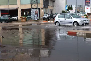 Una intensa tromba de agua con granizo inunda en pocos minutos parte del polígono de Los Villares | Mateo G.J.