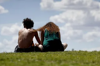 Una pareja de jóvenes en el césped | EP